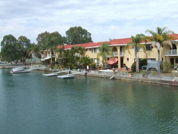 THREE BEDROOM CANAL TOWNHOUSE - NO PONTOON Picture 1