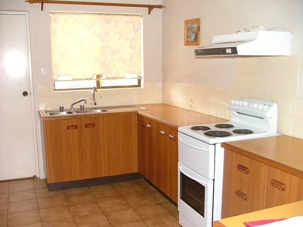 THREE BEDROOM CANAL TOWNHOUSE - NO PONTOON Picture 3