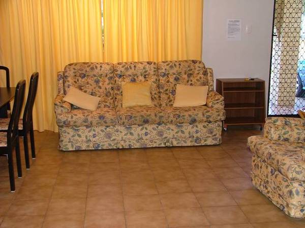 THREE BEDROOM CANAL TOWNHOUSE - NO PONTOON Picture 2