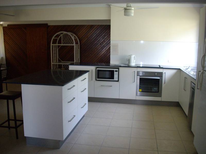 ABSOLUTE BEACHFRONT HOUSE Picture 3