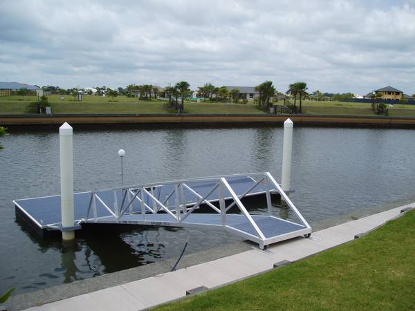 PACIFIC HARBOUR CANAL HOUSE WITH PONTOON Picture 2