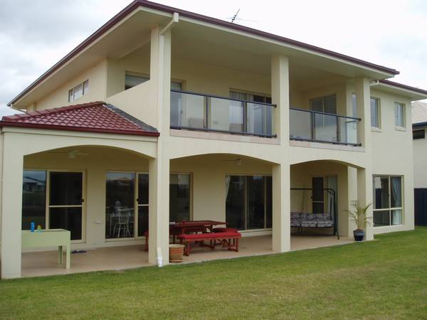 PACIFIC HARBOUR CANAL HOUSE WITH PONTOON Picture 1
