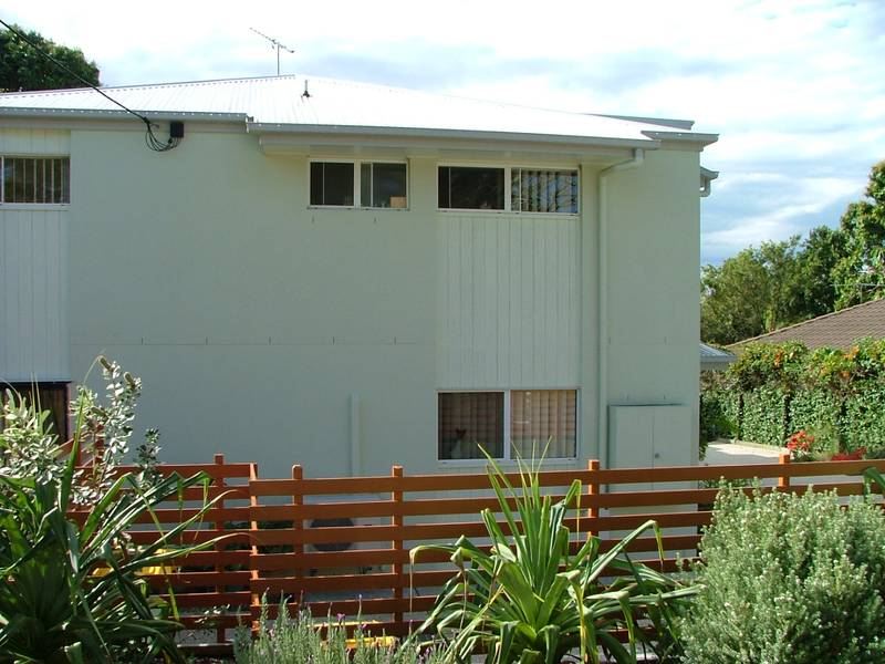 Classy Townhouse In Sought After Location Picture 2