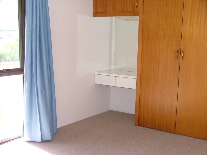 Townhouse close to shops and Waterfront Picture 2