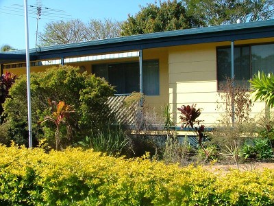 Pet friendly, low set, close to water Picture