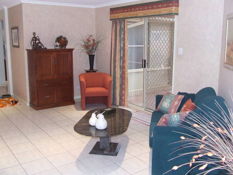 Stylish Living In Banksia Beach Picture 3