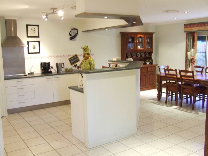 Stylish Living In Banksia Beach Picture 2