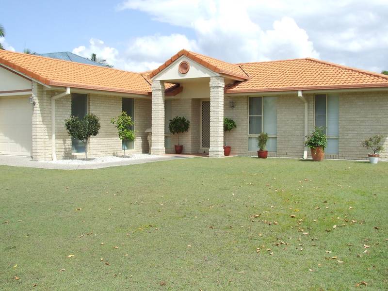 Stylish Living In Banksia Beach Picture 1