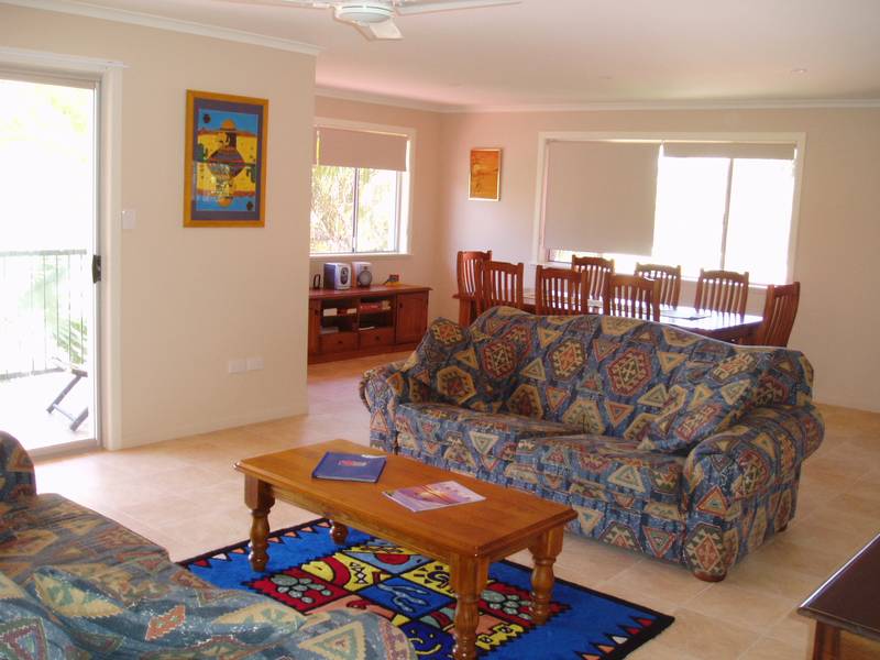 TROPICAL FIVE BEDROOM BEACH HOUSE ON THE SURF SIDE Picture 3