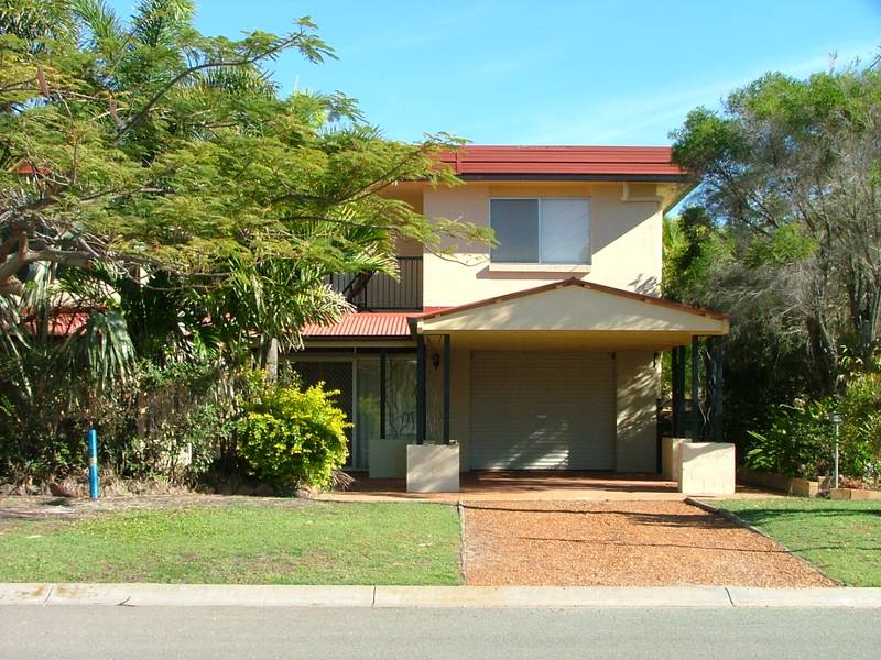 TROPICAL FIVE BEDROOM BEACH HOUSE ON THE SURF SIDE Picture 1