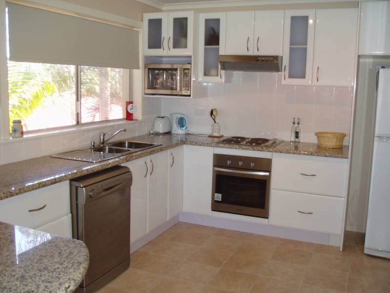 TROPICAL FIVE BEDROOM BEACH HOUSE ON THE SURF SIDE Picture 2