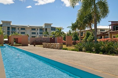 Spinnaker Blue: Absolute Waterfront Complex Picture Spinnaker Blue: Absolute Waterfront Complex Picture