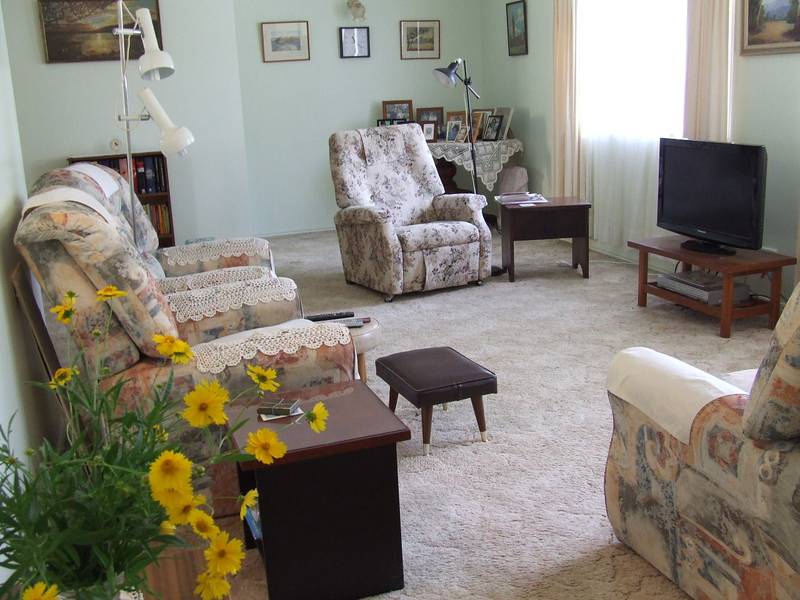 AWAY FROM THE HUSTLE & BUSTLE Picture 3