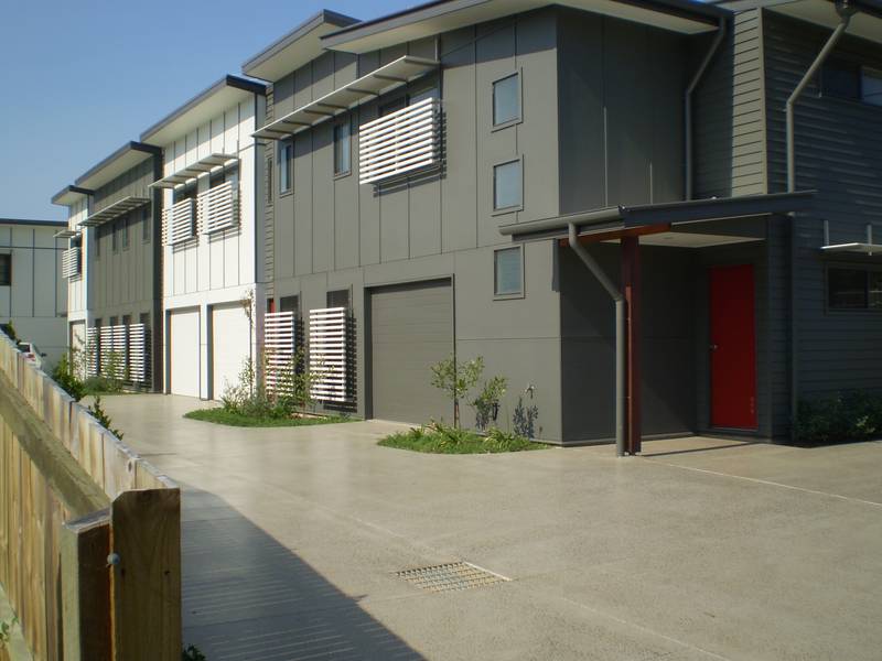 MODERN BRAND NEW TOWNHOUSE CLOSE TO WATERFRONT AND SHOPS Picture 2