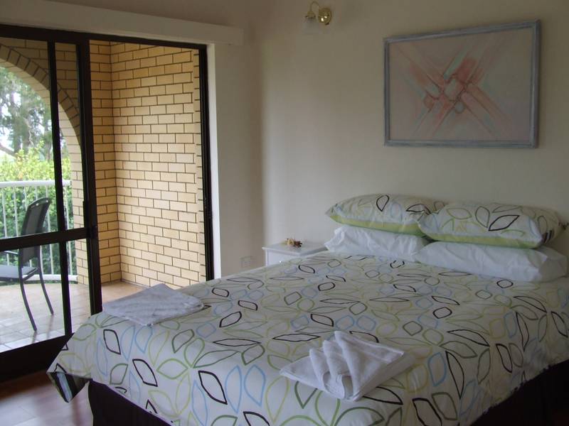 THREE BEDROOM AIRCONDITIONED WATERFRONT TOWNHOUSE Picture 2