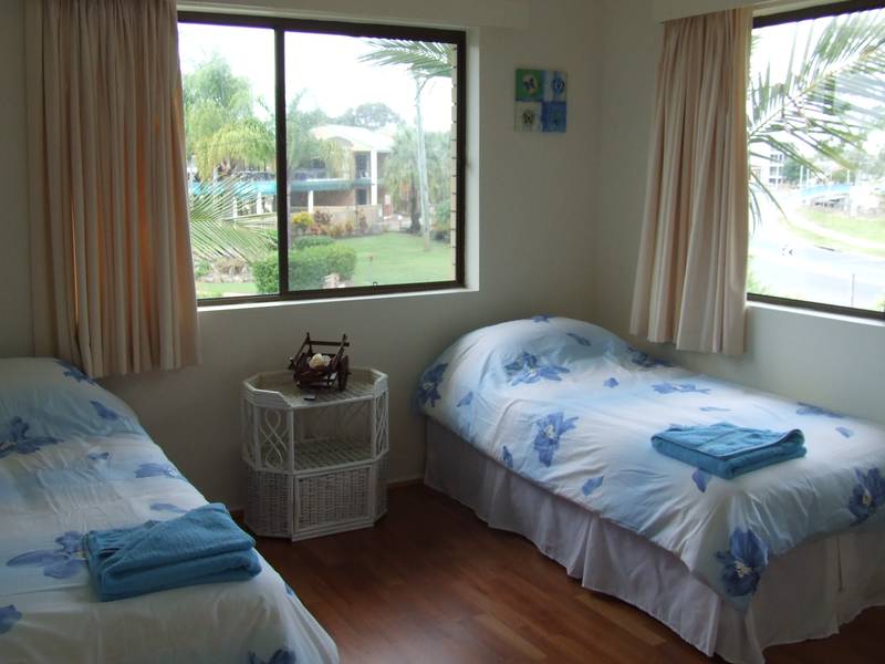 THREE BEDROOM AIRCONDITIONED WATERFRONT TOWNHOUSE Picture 3