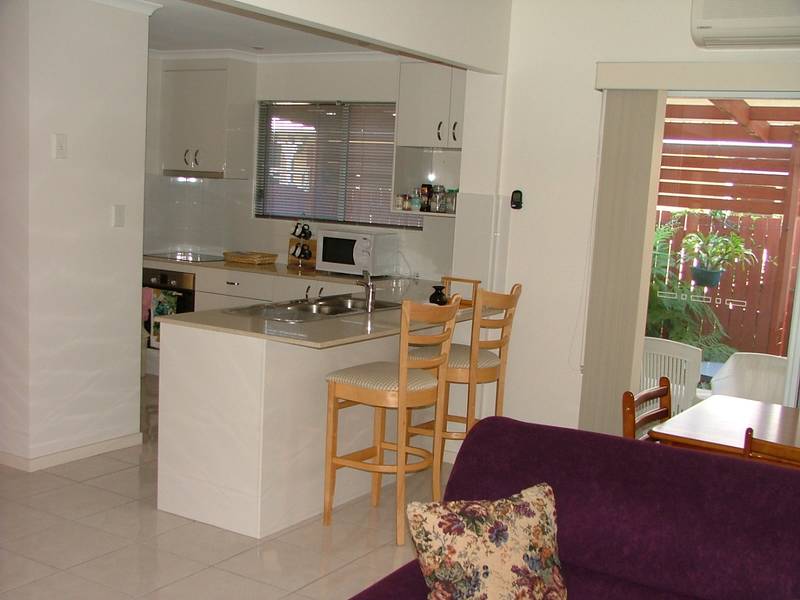 Ultra Modern Townhouse - Central Location Picture 2