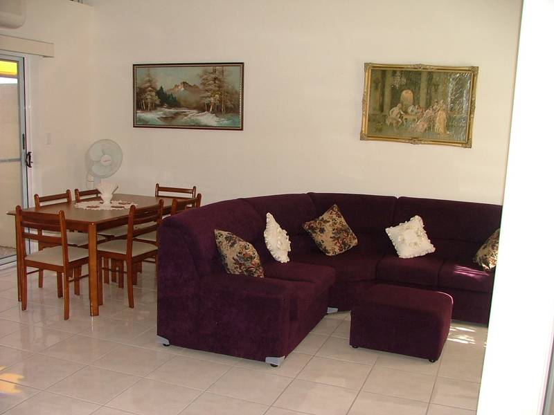 Ultra Modern Townhouse - Central Location Picture 3