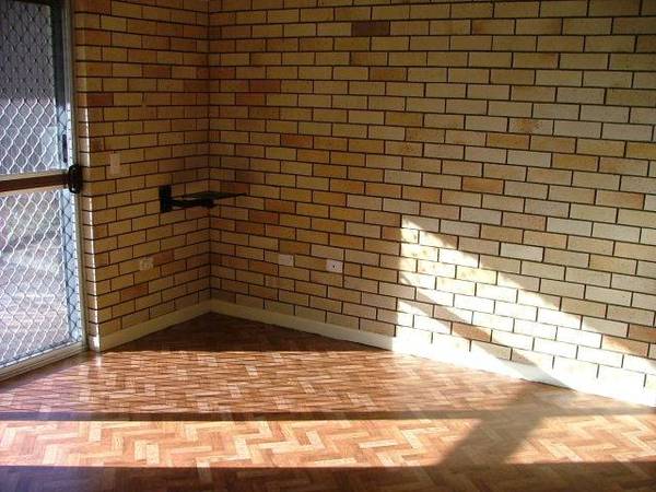 GREAT POSITION - STROLL TO SHOPS Picture 3