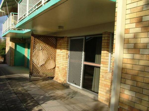 GREAT POSITION - STROLL TO SHOPS Picture 2