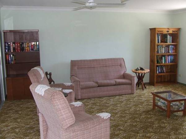 Neat Home Close To Water Picture 2