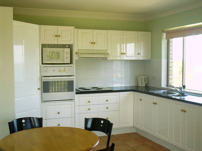 Absolute Waterfront walk to Bowls & RSL Club Picture 2