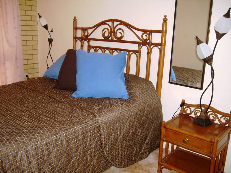 GROUND FLOOR WATERFRONT RENOVATED DELIGHT Picture 2