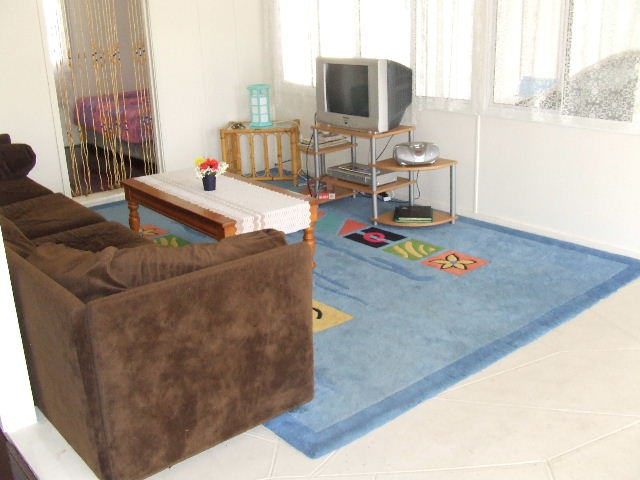 IDEAL HOLIDAY LOCATION CLOSE TO PASSAGE & SHOPS Picture 3