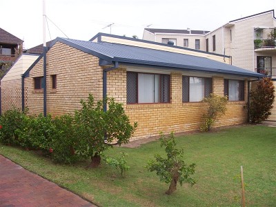 LARGE FAMILY HOME CLOSE TO PASSAGE Picture