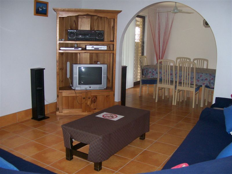 LARGE FAMILY HOME CLOSE TO PASSAGE Picture 2