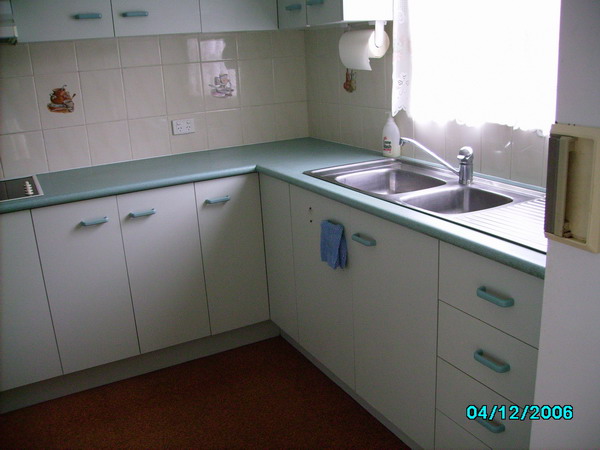 SPACIOUS GROUND LEVEL UNIT CLOSE TO SHOPS, BOATRAMP AND BEACH Picture 2