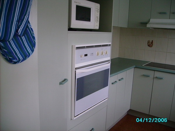 SPACIOUS GROUND LEVEL UNIT CLOSE TO SHOPS, BOATRAMP AND BEACH Picture 3