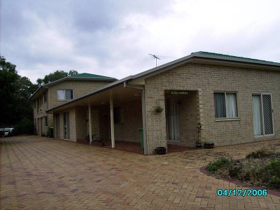 SPACIOUS GROUND LEVEL UNIT CLOSE TO SHOPS, BOATRAMP AND BEACH Picture