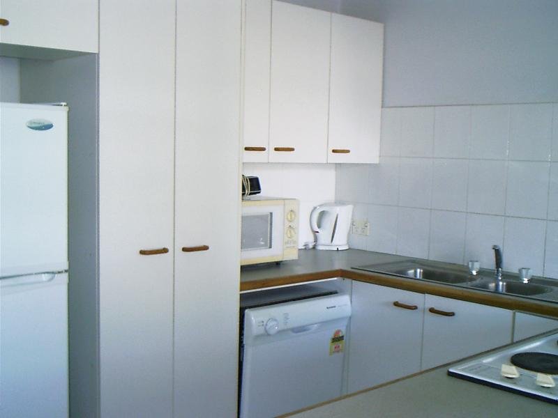 SPACIOUS UNIT CLOSE TO PASSAGE Picture 2