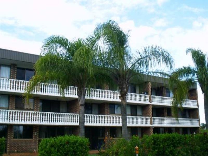 WATERFRONT THREE BEDROOM UNIT Picture 1