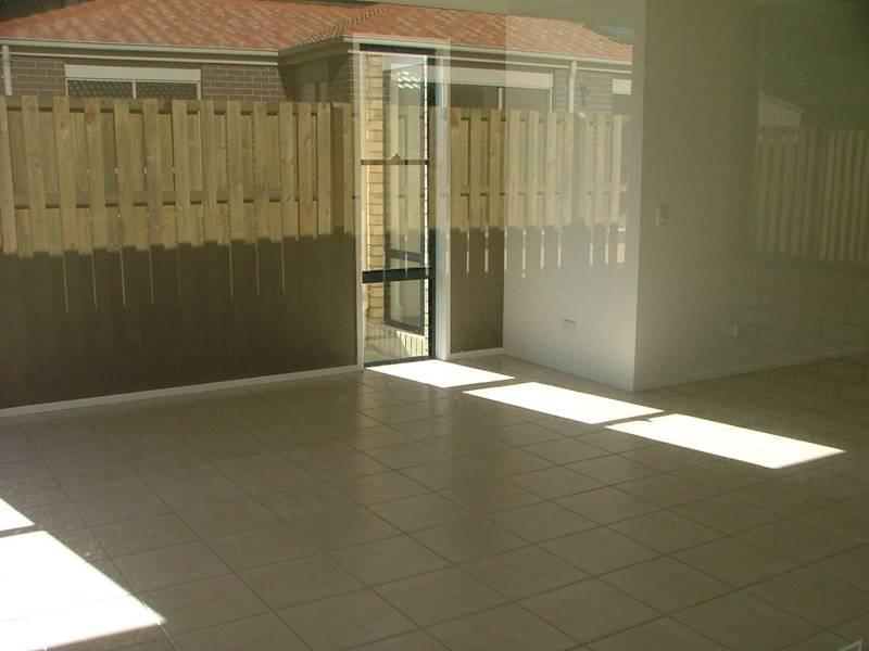 NEAR NEW & PET FRIENDLY Picture 3