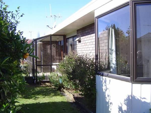 BRICK AND TILE HOME UNIT Picture 1