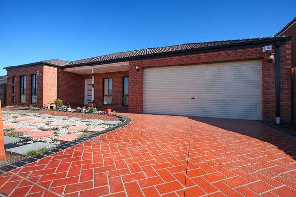 EXECUTIVE STYLE LIVING!! 4 BEDROOMS Picture EXECUTIVE STYLE LIVING!! 4 BEDROOMS Picture