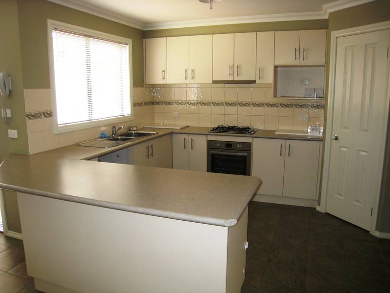 OPEN PLAN LIVING AT ITS BEST Picture 3