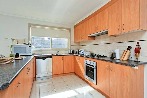 STUNNING TOWNHOUSE Picture 3