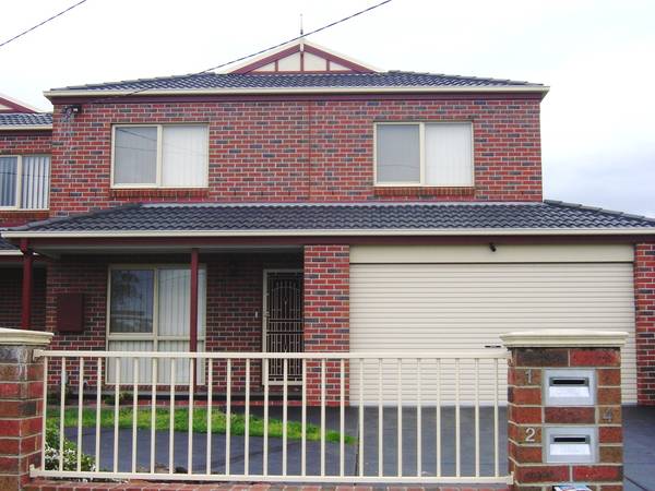 STUNNING TOWNHOUSE Picture 2