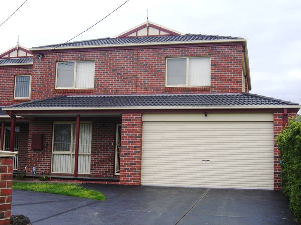 STUNNING TOWNHOUSE Picture 1