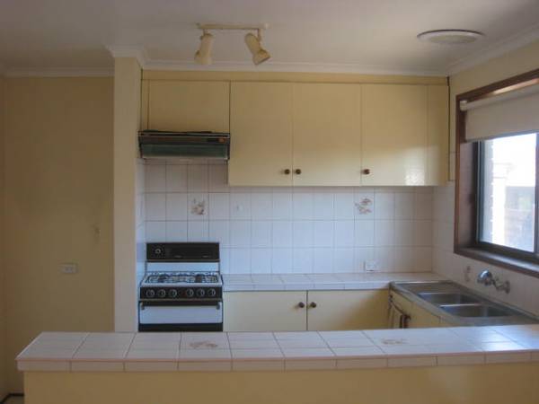 2 BED UNIT , 1 BATH, SINGLE GARAGE Picture 2