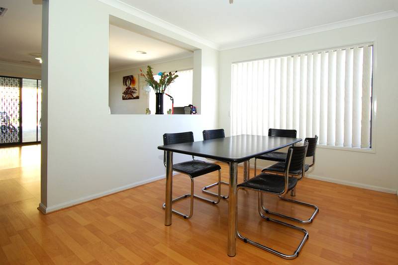 THE ENTERTAINER Picture 2