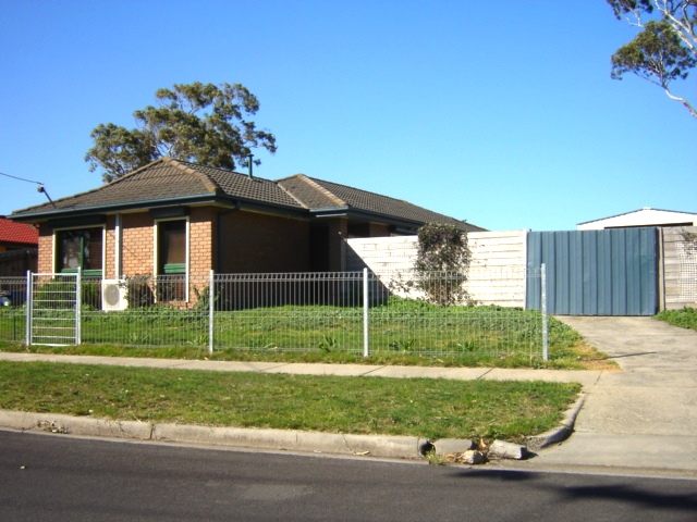 3 BEDDER WITH AIR CON Picture 1