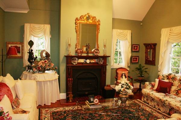 A TOUCH OF TOORAK IN OLD EAGLE HEIGHTS Picture 3