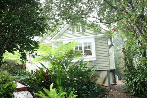 A TOUCH OF TOORAK IN OLD EAGLE HEIGHTS Picture 1