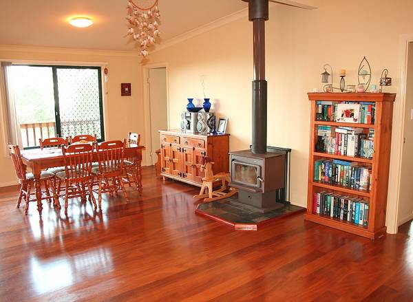 AFFORDABLE FAMILY LIVING WITH VIEWS- SOLD! Picture 3