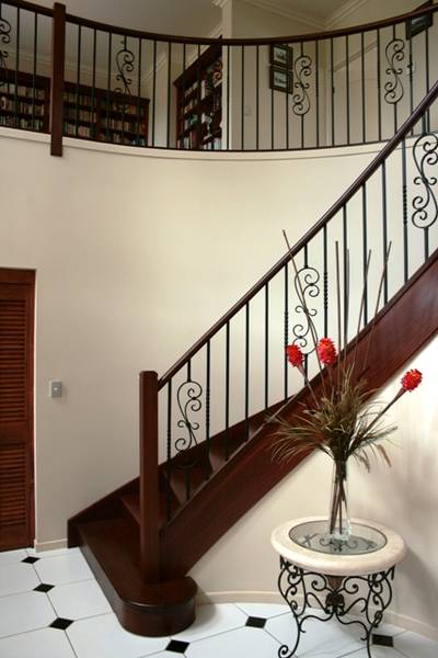 A COUNTRY MANOR WITH STYLISH ELEGANCE Picture 3