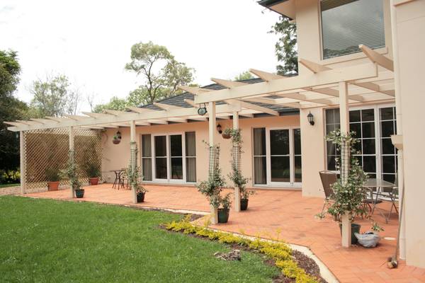 A COUNTRY MANOR WITH STYLISH ELEGANCE Picture 2